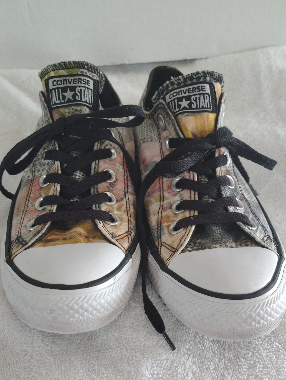 SZ 9 Women Pre loved Converse Low Top Sneakers